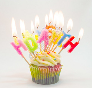 生日纸杯蛋糕上面写着蜡烛信白背景背景图片