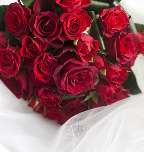红玫瑰和树叶的婚礼花束图片