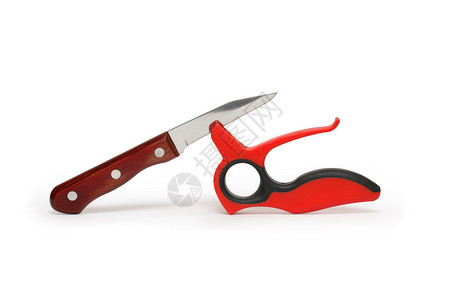 红色塑料刀磨和厨房刀图片