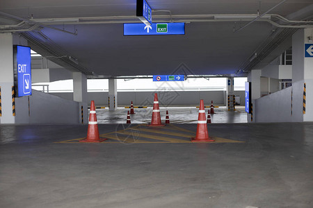 空的新停车场内部出口图片