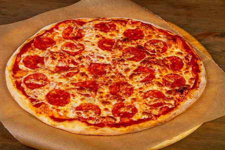 意大利腊肠和西红柿披萨图片