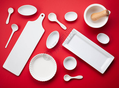 Mockup烹饪博客和课程概念白桌餐具和厨房用具在Regbackg图片