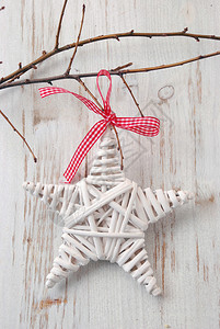 白色木制上的圣诞装饰图片