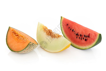 甜瓜和红西瓜的梅子片在白色背景背景图片