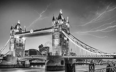 伦敦在一个暴风雨的夜晚塔桥陛下图片