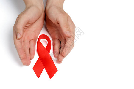 人类手和红丝带作为结核病和艾滋病意识的象征图片