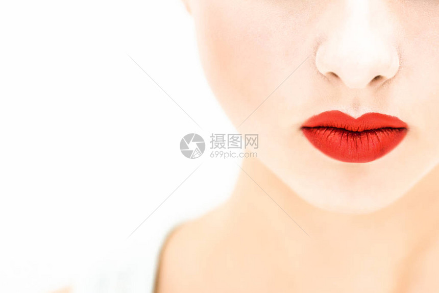 特写浅色背景上红唇的女人图片