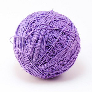 紫色羊毛纱球上白色孤立图片