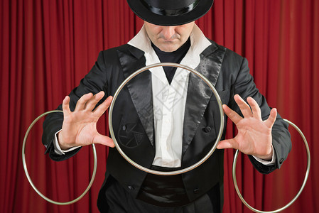魔术师用戒指表演经背景图片