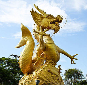 泰国普吉岛的金龙雕像图片