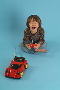 儿童玩遥控玩具车图片
