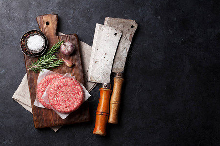 鲜肉和自制烧烤汉堡包的配料图片