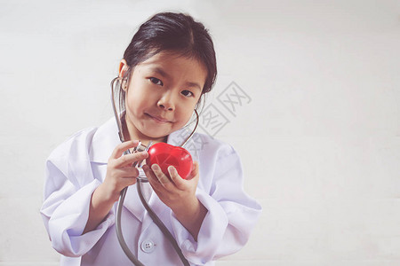 亚裔女孩扮演医生图片