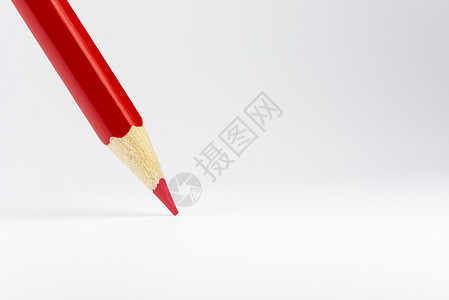 站在白色背景上的红色铅笔背景图片