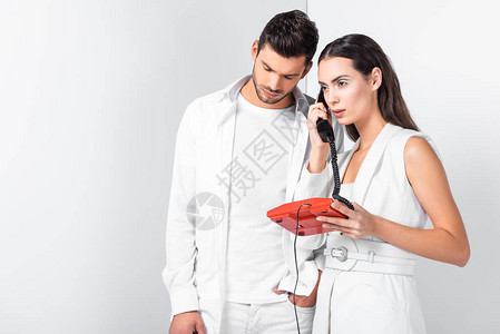 成年夫妇全白有古老的红色电话背景图片