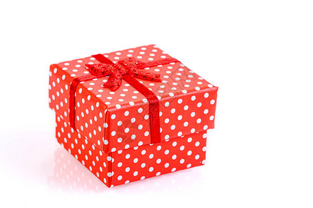 新年美丽的红礼物盒白图片