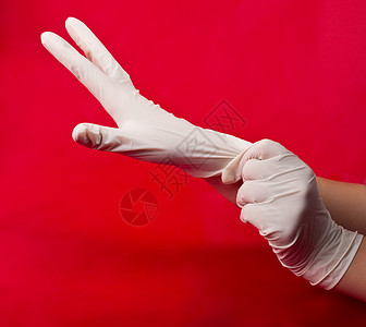 红色背景上的医用手套图片