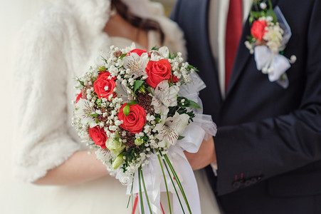 新娘捧花在新娘和新郎的手中近在咫尺图片