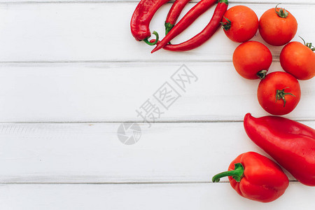 白色木质背景上的红辣椒西红柿和辣椒图片
