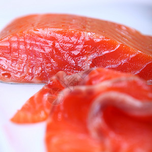 白盘生鲜红鲑鱼背景图片