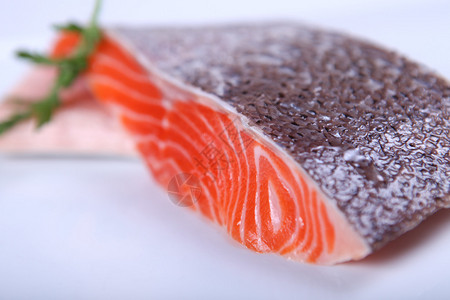 白盘生鲜红鲑鱼背景图片