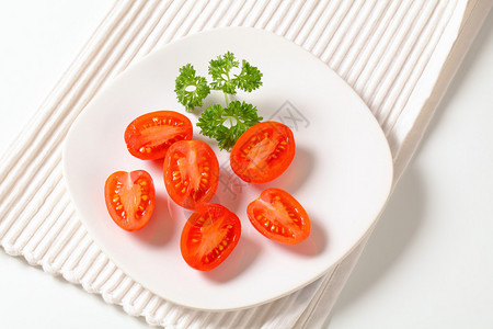 红李子西红柿切成两半图片