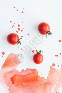 白色表面的成熟樱桃西红柿顶部有红水彩图片