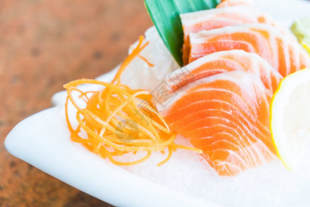 白色盘子中的鲜生鲑鱼沙米图片