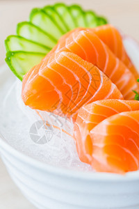 三文鱼生片的日式食物图片