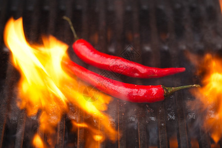 烧烤架上火红的辣椒图片