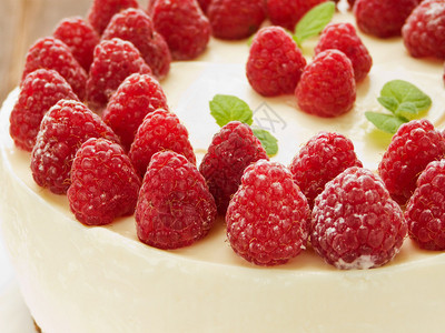酸奶油芝士蛋糕和草莓图片