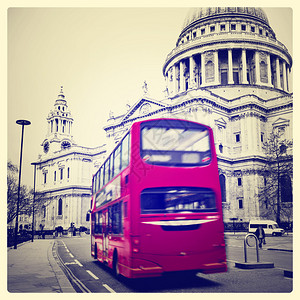 圣保罗大教堂和伦敦的红色公交车加上古图片