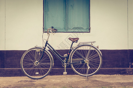 老式自行车和背景建筑图片
