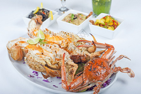 白盘上的新鲜螃蟹和龙虾的点菜海鲜餐图片