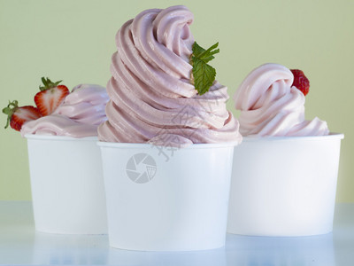 一杯草莓冰冻酸奶或软质的冰淇淋背景图片