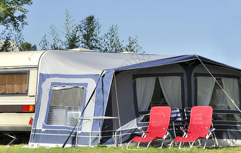 在帐篷前面露营地点两张红色露背景图片