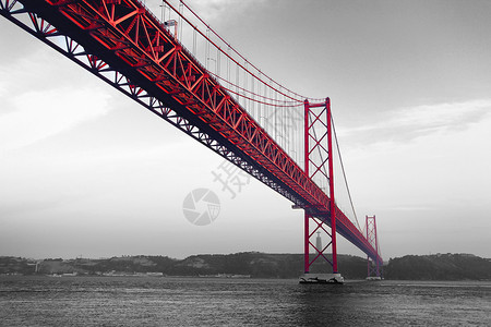 单色背景上的红桥图片