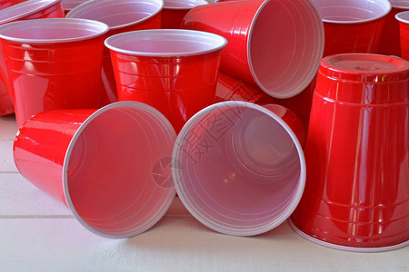 一张白色野餐桌上红色塑料饮杯图片