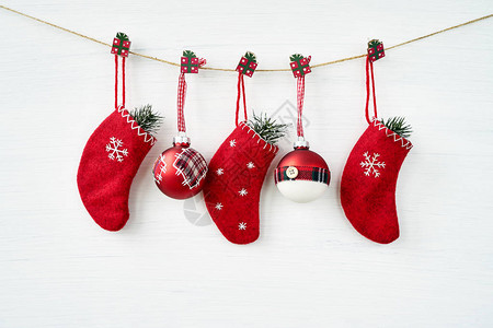 红圣诞装饰品白木背景圣诞节背景图片