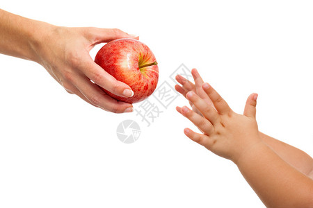 近距离的婴儿手伸向苹果图片