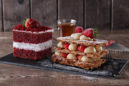千层蛋糕甜点切片红色天鹅绒蛋糕图片