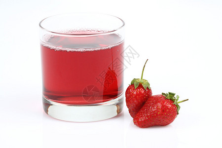 有草莓果汁和浆果的玻璃杯孤图片
