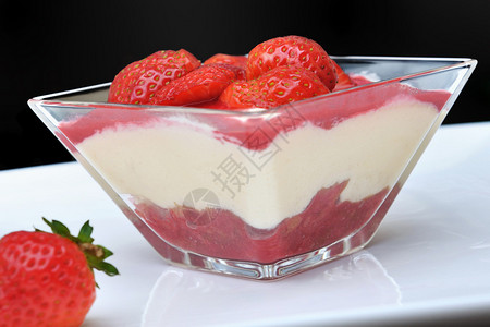 黑底白盘上的草莓提拉米苏图片