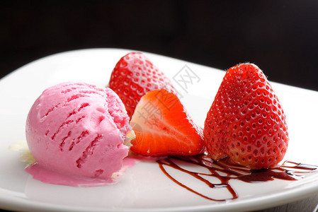 盘子里的草莓冰淇淋图片