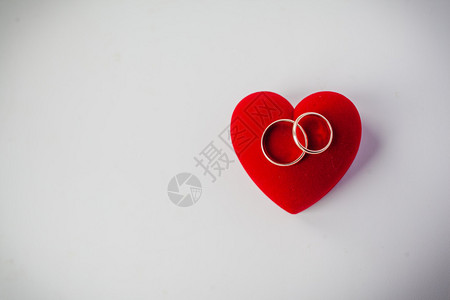 枕形上的金结婚戒指背景图片