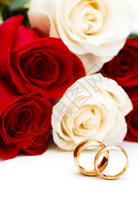 玫瑰和结婚戒指在图片
