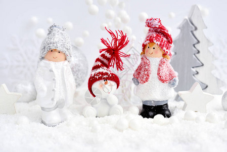 圣诞装饰品小男孩和女孩和雪人在雪地里用节日装饰品圣诞图片