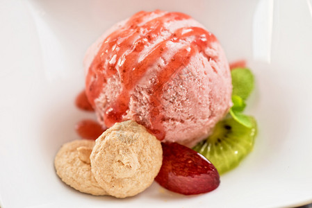 盘子里的水果草莓冰淇淋图片