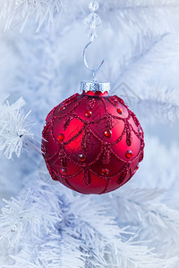 挂在白树上的红色圣诞球图片