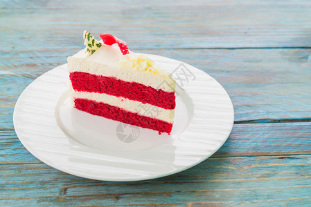 白色盘子上的红色天鹅绒蛋糕图片